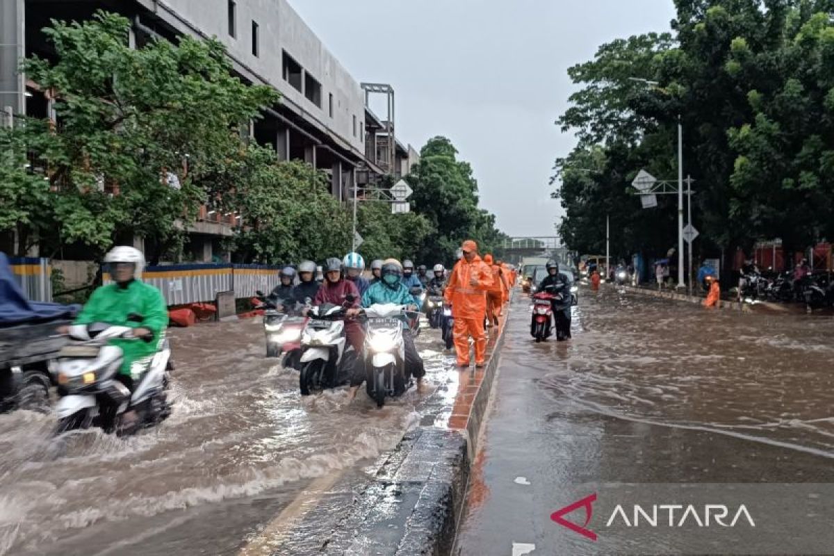 Banjir genangi Jalan Raya Tanjung Barat
