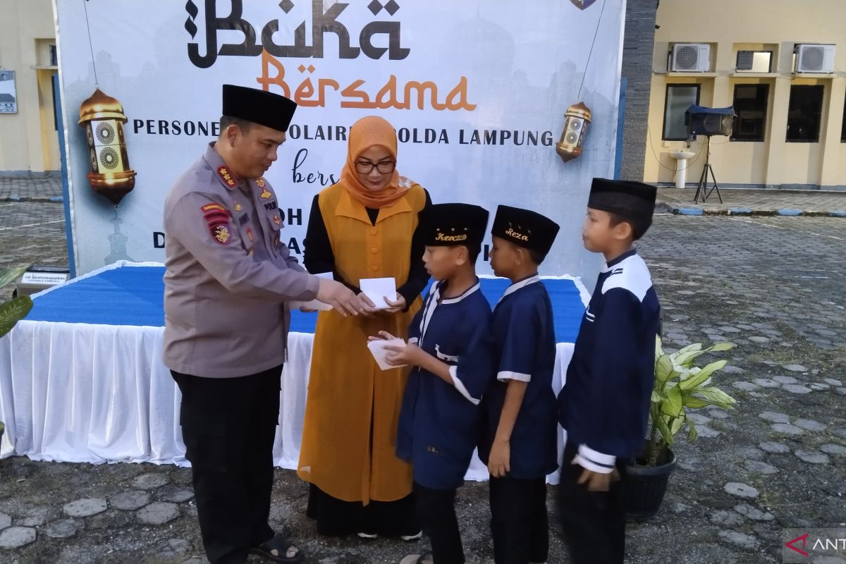 Ditpolairud Polda Lampung buka puasa bersama tokoh masyarakat dan berbagi dengan anak yatim piatu