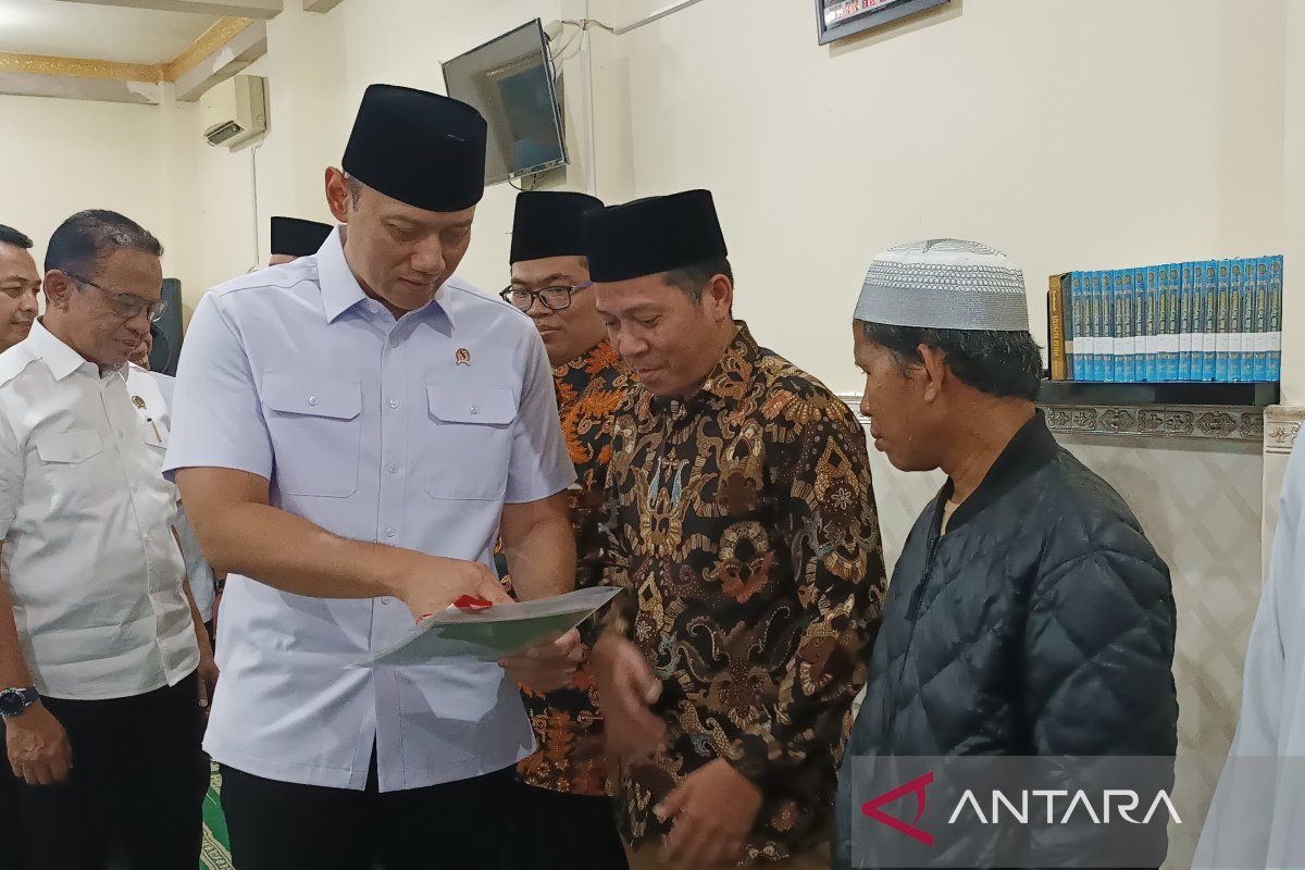 Menteri AHY serahkan tanah wakaf untuk rumah ibadah di Jakarta Selatan