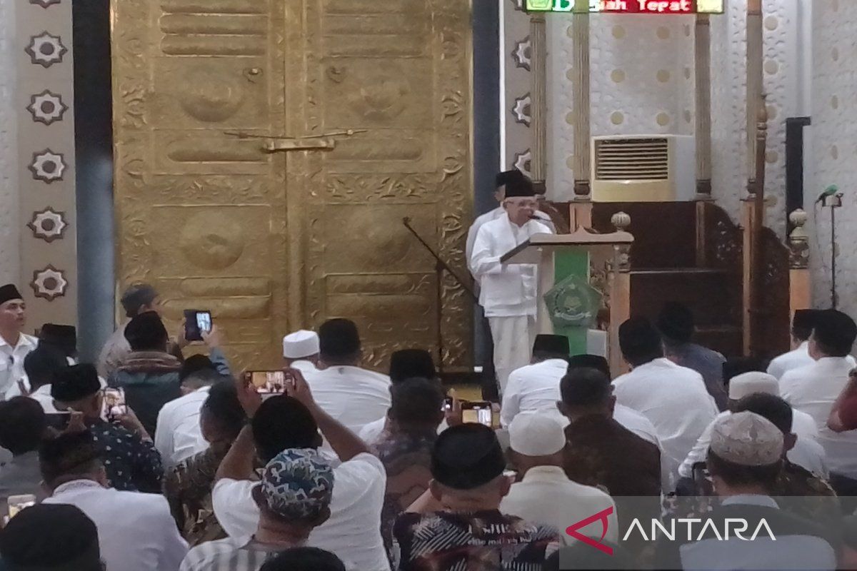 Wapres beri tausiah saat tarawih di Masjid Agung Awwal Fathul Manado