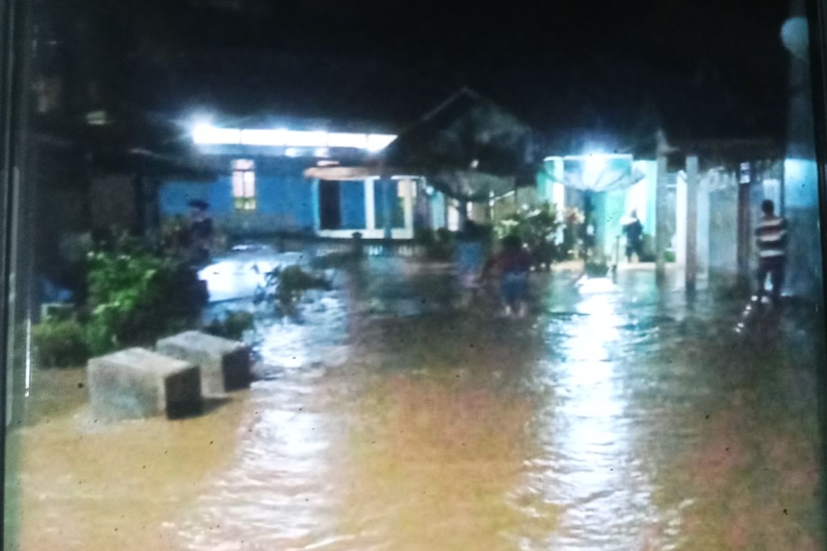 Seratusan rumah di Sumbar dilanda banjir
