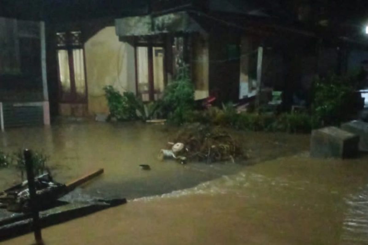 Banjir landa Jorong Kemakmuran Sinuruik Talamau Pasaman Barat (Video)