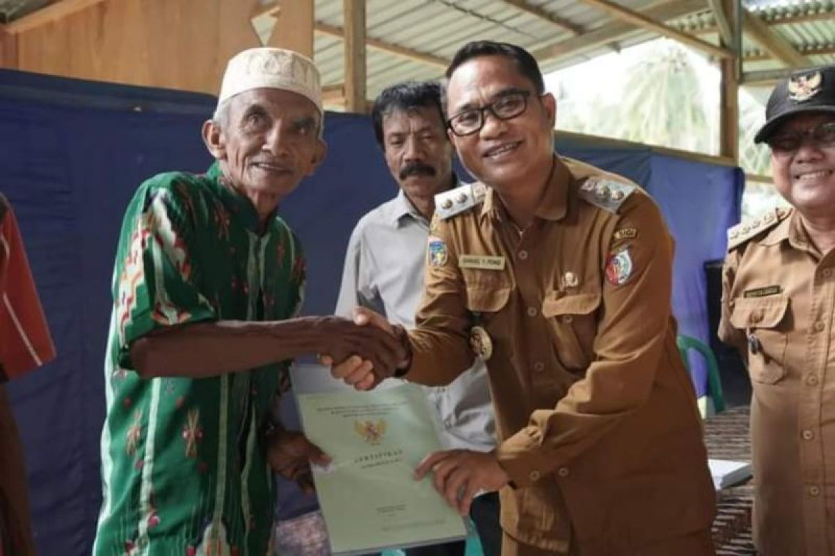 Pemkab Sigi serahkan sertifikat huntap kepada masyarakat di Desa Bangga