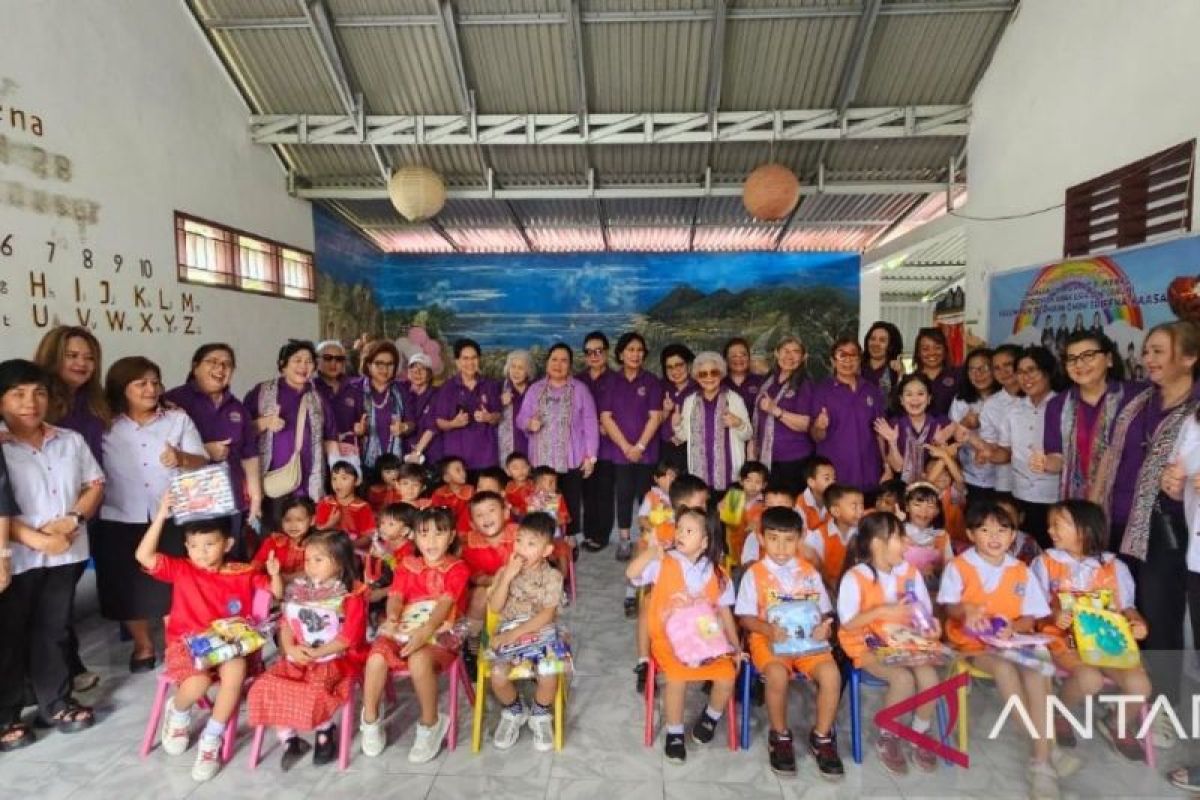 Persatuan Wanita Tonsea berbagi kasih pada anak hingga lansia di Minut