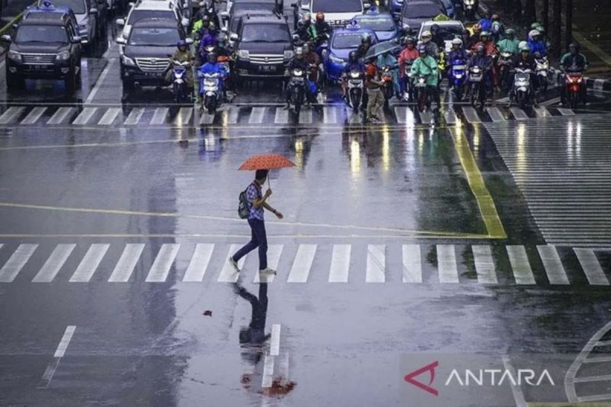 BMKG sebut potensi hujan disertai kilat di sebagian Jakarta siang ini