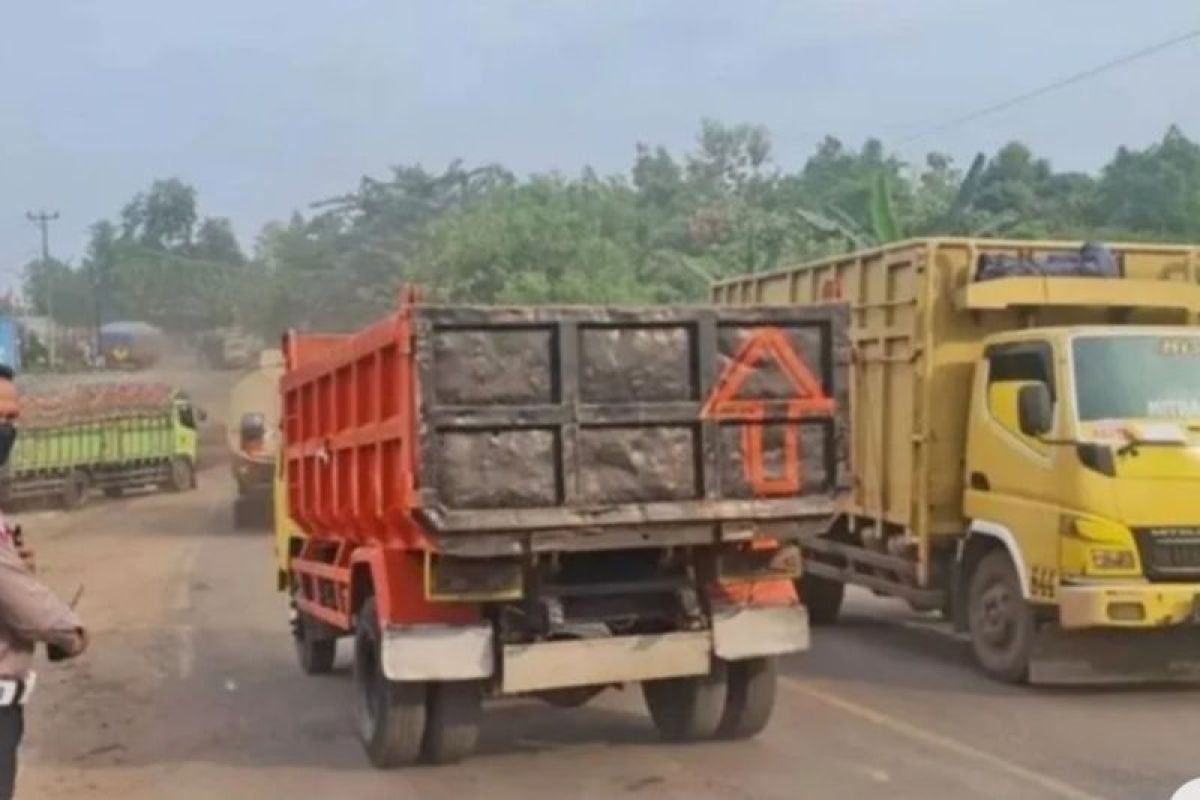 Polda Jambi hentikan angkutan truk batu bara jelang Lebaran