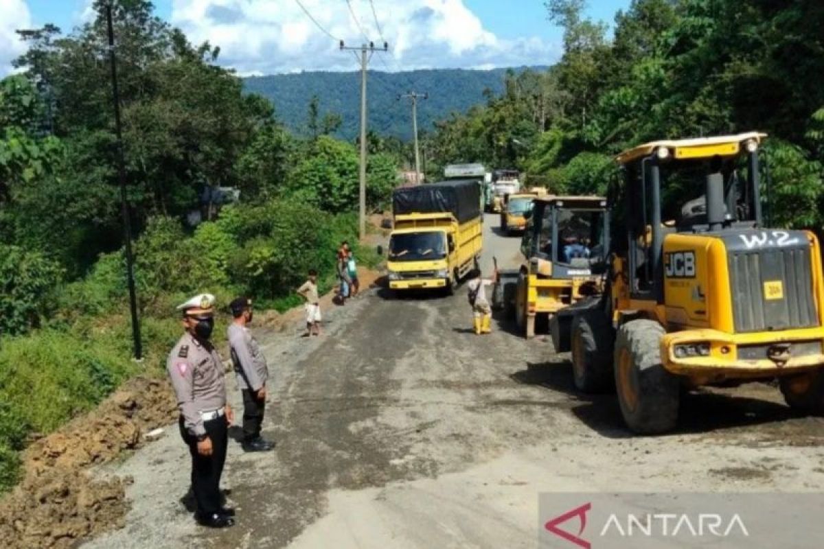 Antisipasi kemacetan, Polres Tapsel siagakan alat berat di Batu Jomba