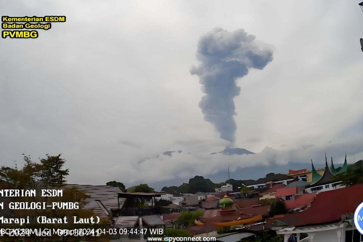 Gunung Marapi hembuskan abu vulkanik setinggi 1,5 kilometer