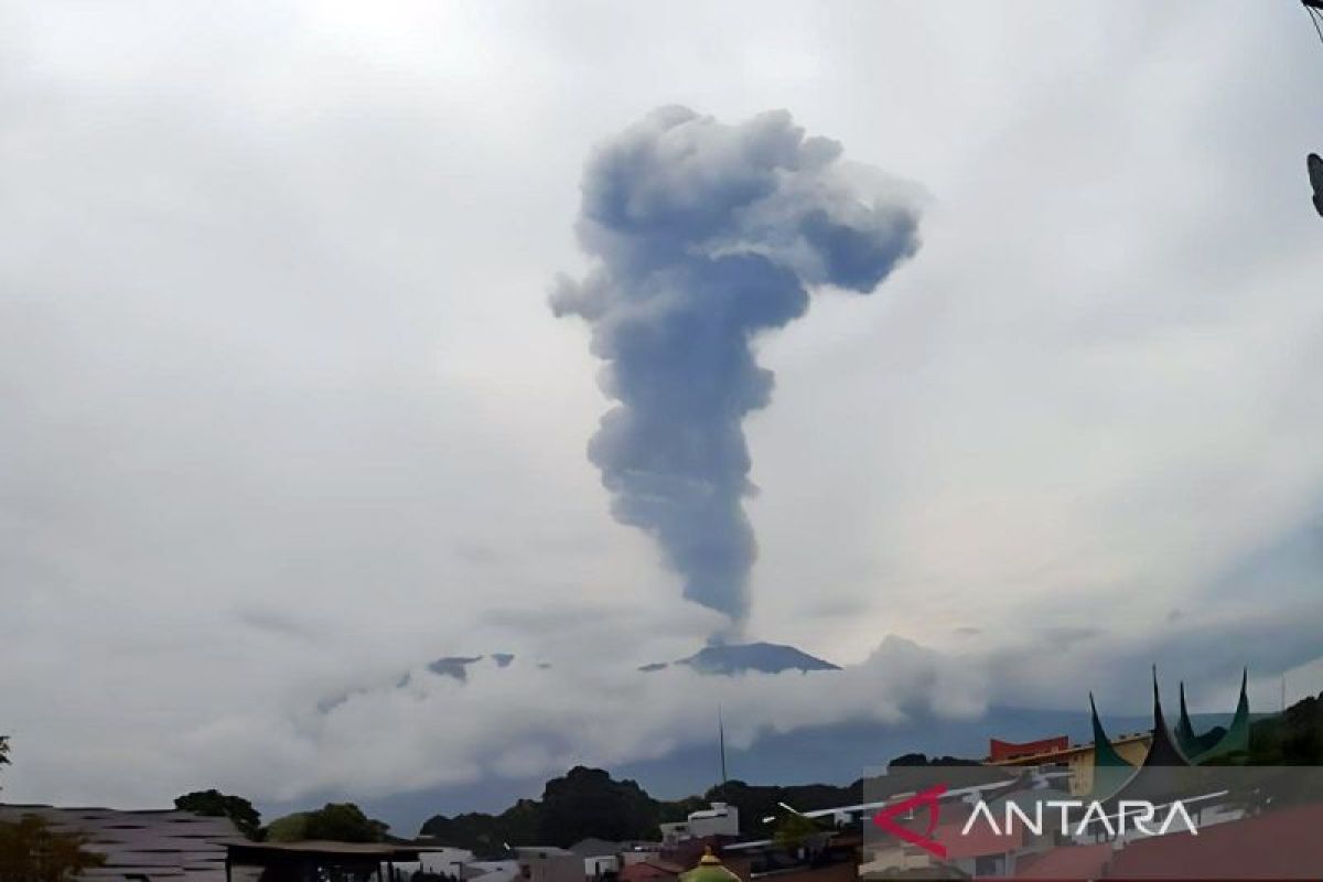Gunung Marapi erupsi pagi ini, hembuskan abu setinggi 1,5 kilometer