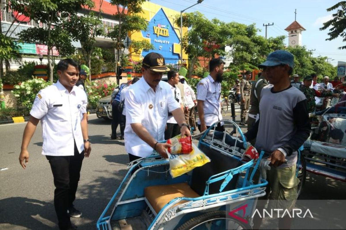 Wali Kota Madiun bagikan sembako ke ratusan tukang becak