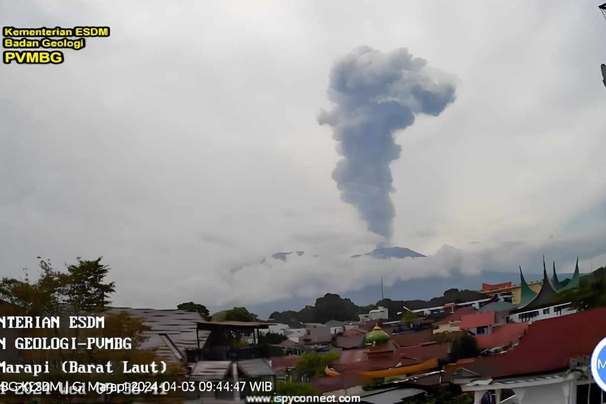 Gunung Marapi Sumatera Barat erupsi pagi ini, hembuskan abu setinggi 1,5 kilometer