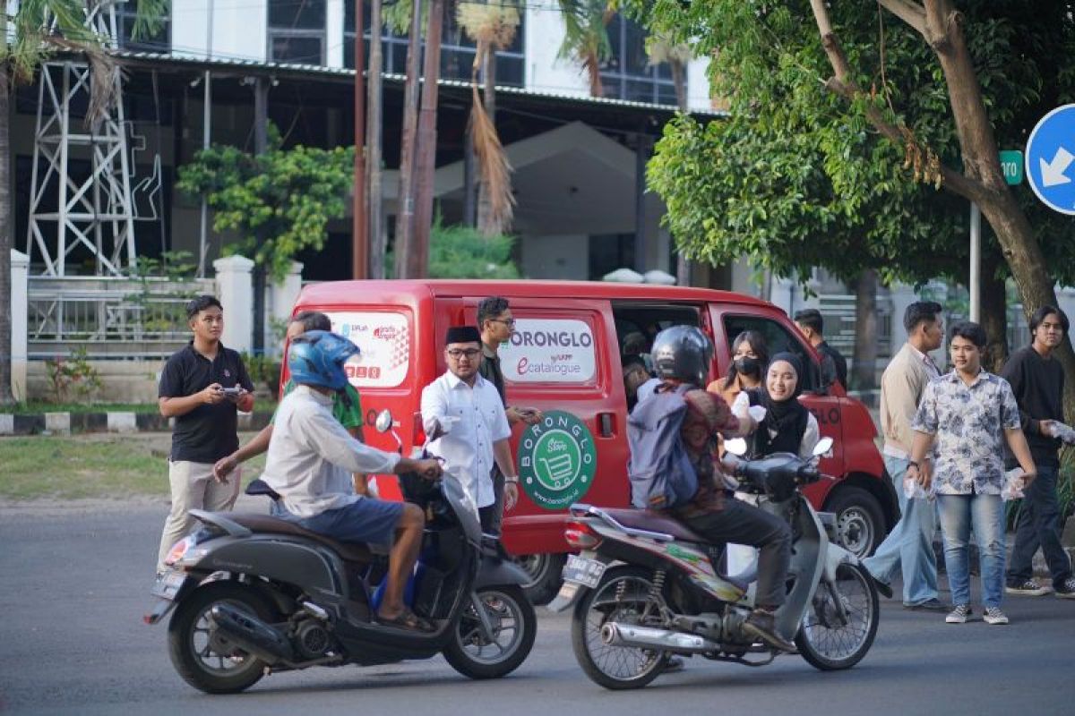 Wujud solidaritas, komunitas muda Sidoarjo bagi-bagi takjil dan sahur