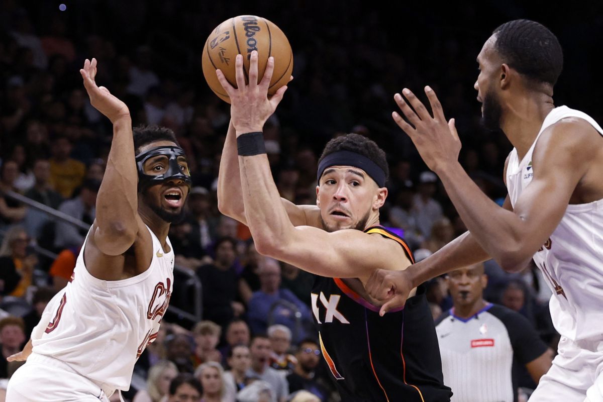 Booker cetak 40 poin, Suns mencoba hindari play-in