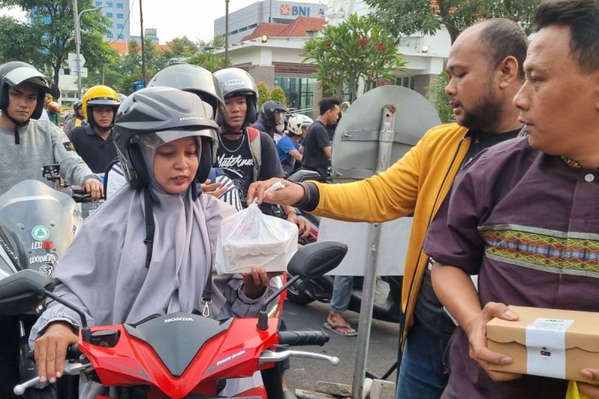 ANTARA Jatim dan Pokja DPRD Surabaya bagi-bagi ratusan takjil