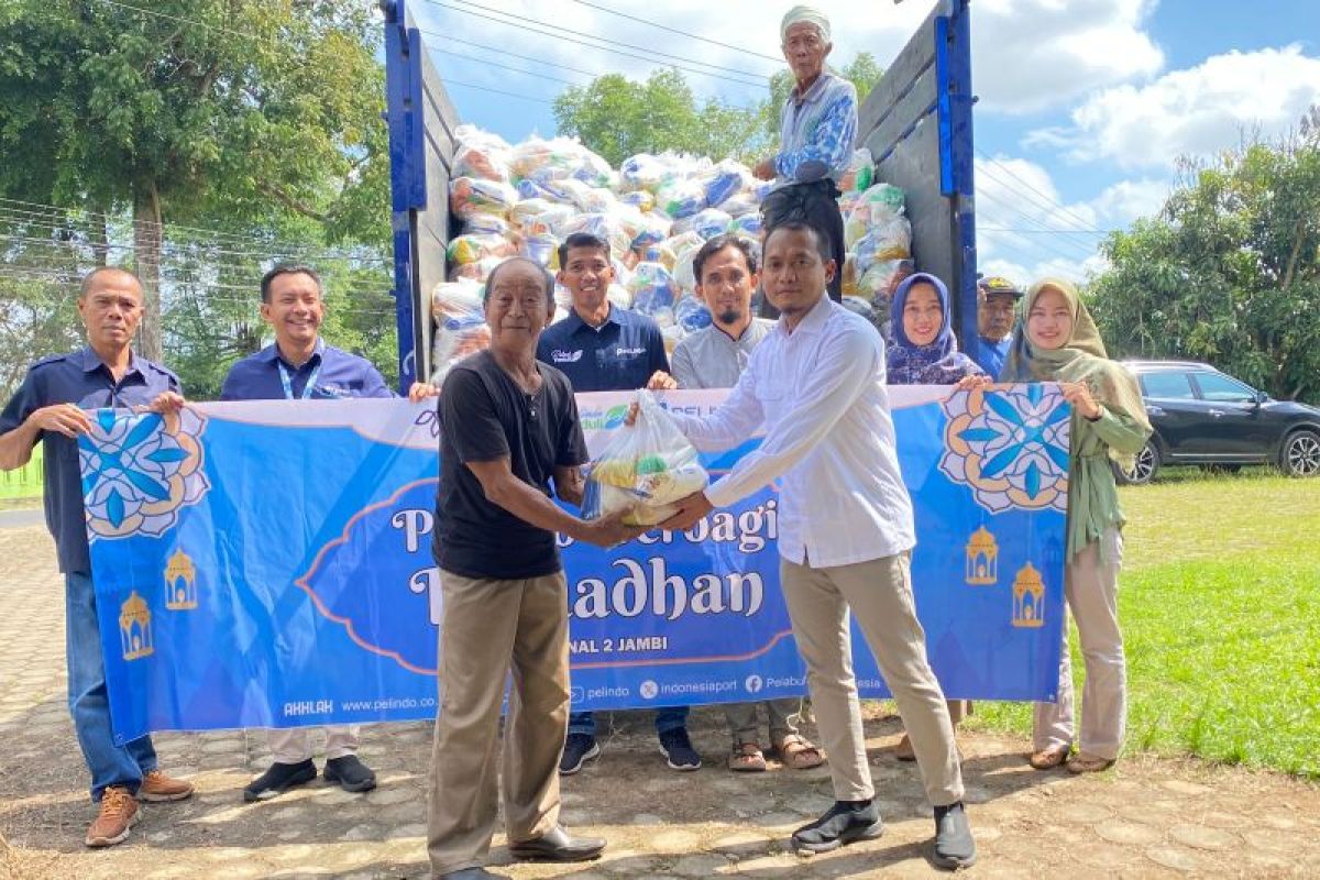 Pelindo Jambi bagikan 800 paket sembako kepada masyarakat sekitar pelabuhan