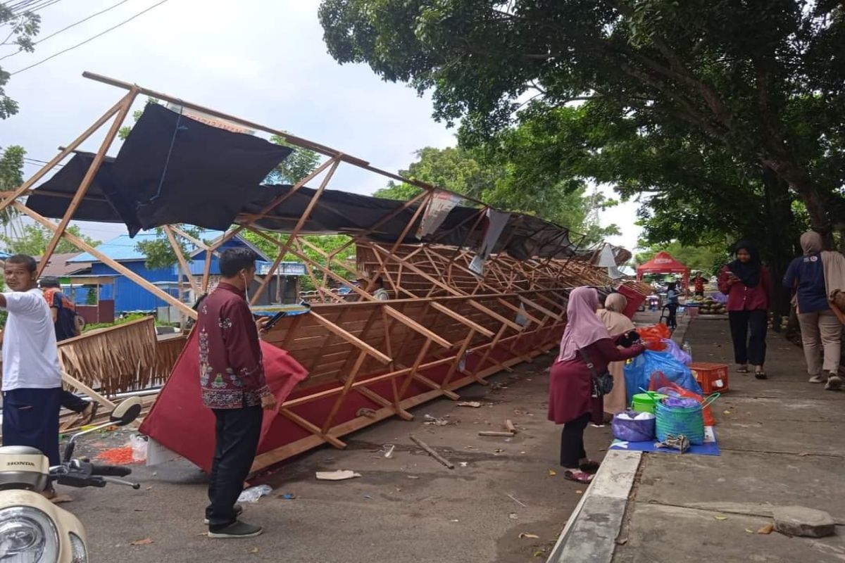 Lapak pedagang di Pasar Ramadhan Kapuas roboh diterjang angin kencang