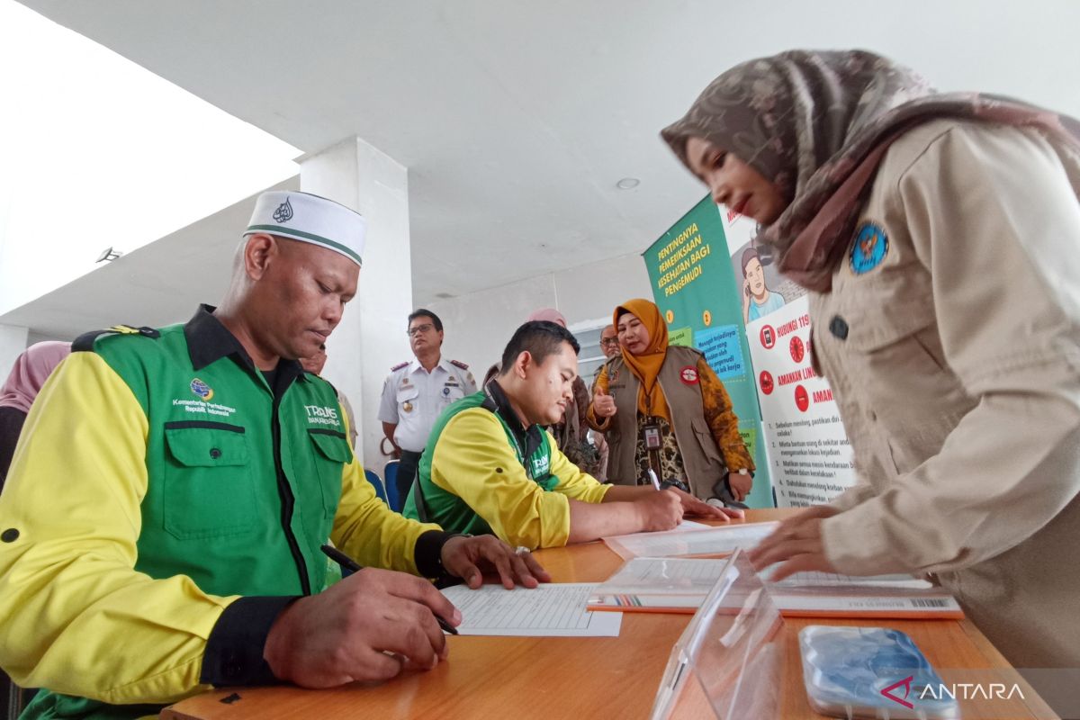 Dinkes Kalsel periksa kesehatan puluhan sopir angkutan mudik lebaran