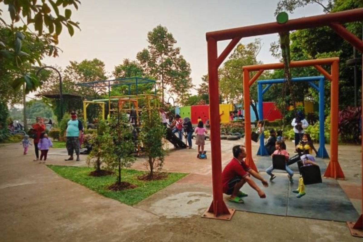 Disbudpar Kota Tangerang siagakan personel rawat taman selama libur lebaran