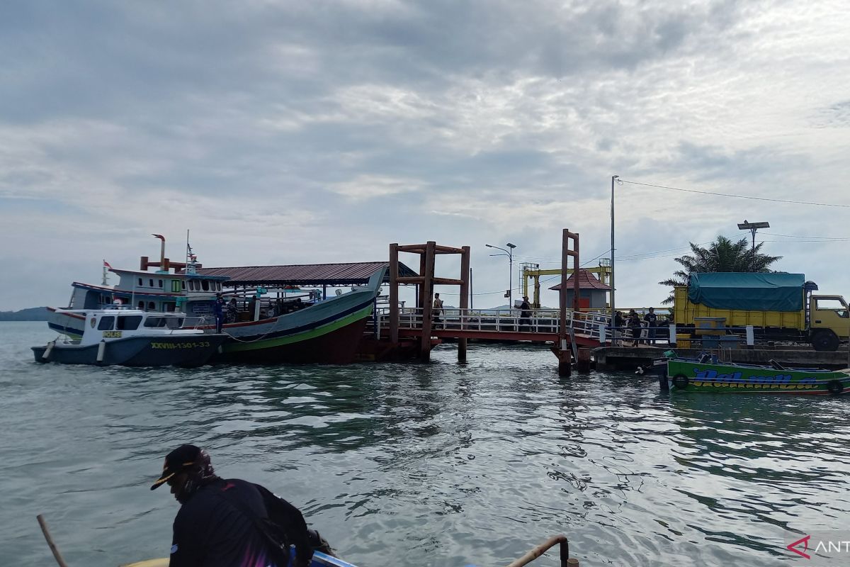 Bongkar muat barang di Pelabuhan Bangka Belitung turun
