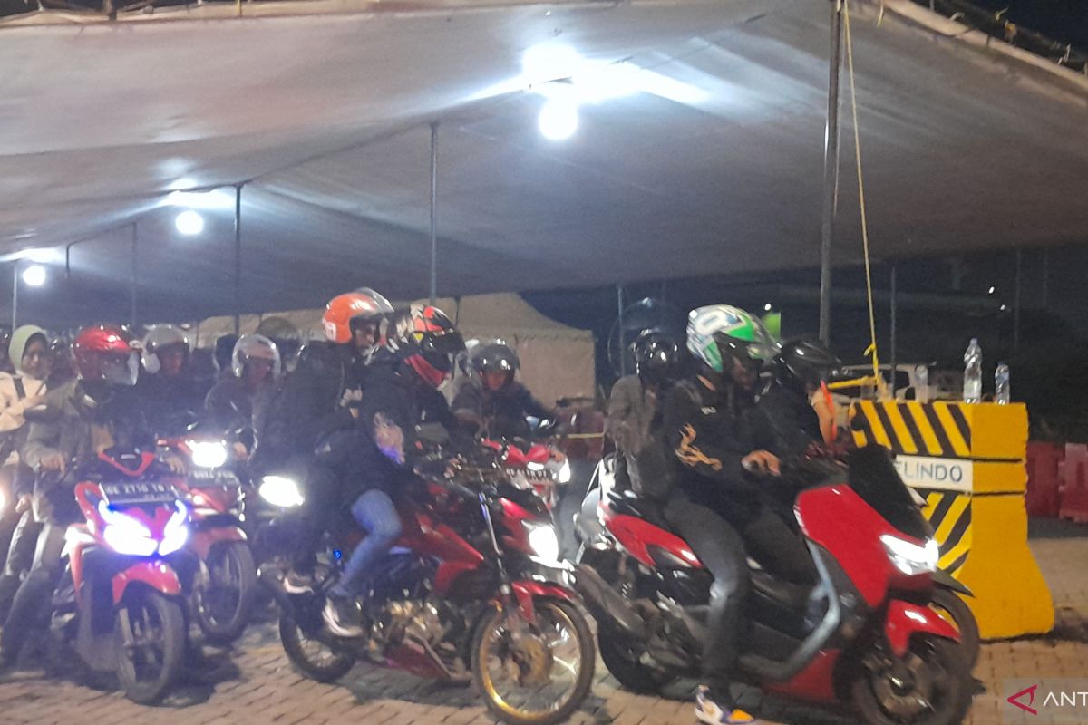Ribuan motor pemudik tujuan Sumatera padati Pelabuhan Ciwandan Banten