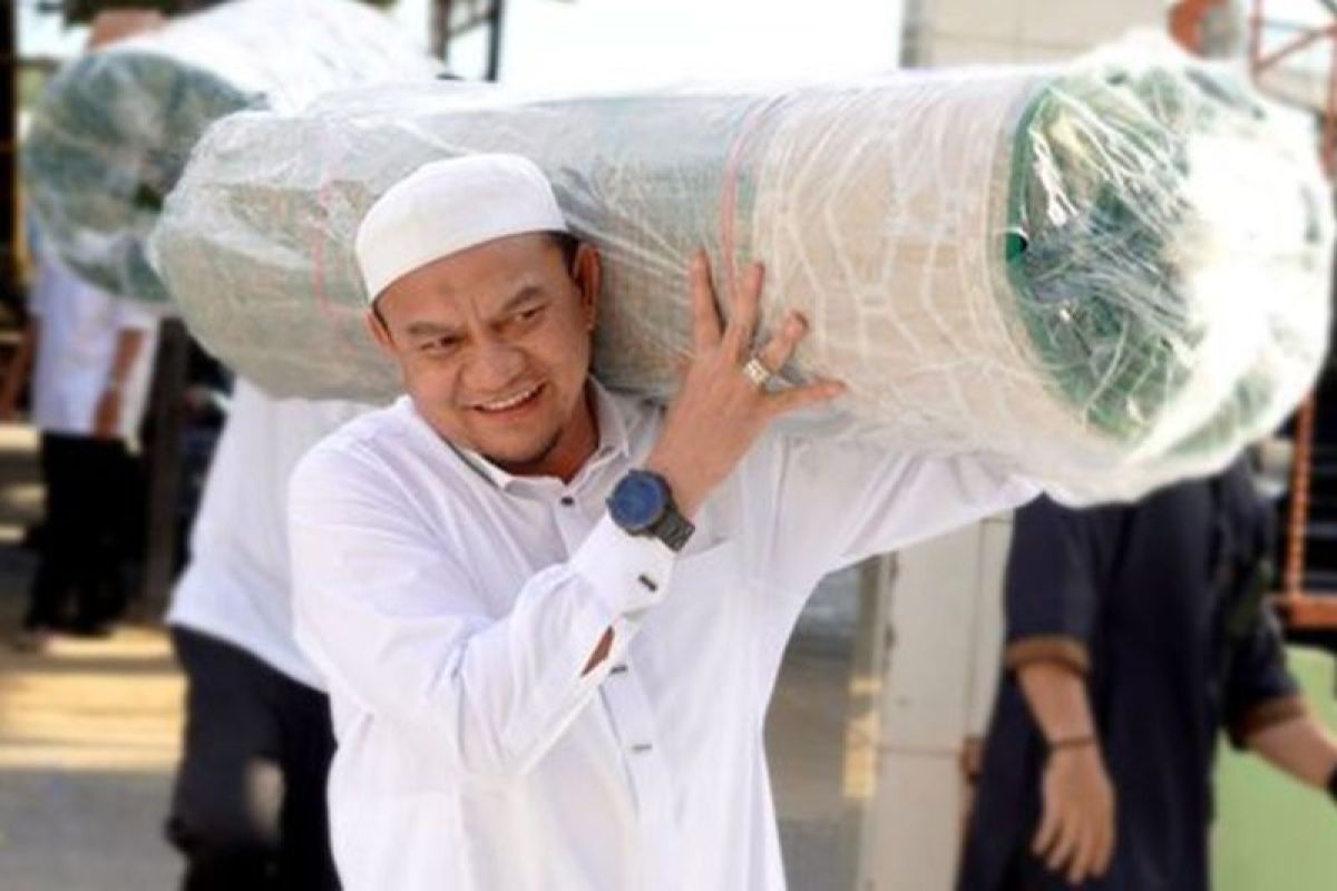 Pj Bupati HSS sumbang karpet ke masjid di Daha