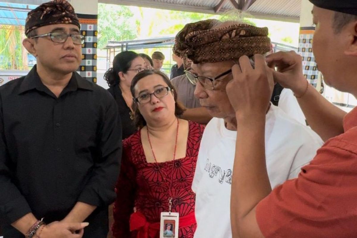 Wali Kota Denpasar serahkan 35 alat bantu dengar untuk para nelayan