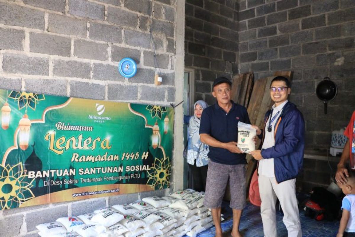 PLTU  Batang bagikan zakat 1.625 kilogram beras kepada warga sekitar