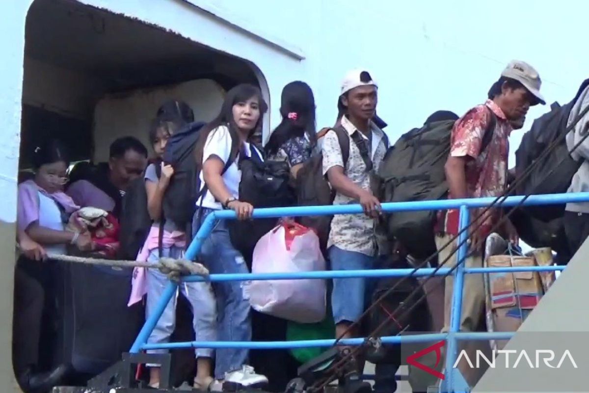 At least 65,530 homebound travelers embark, disembark at Surabaya port