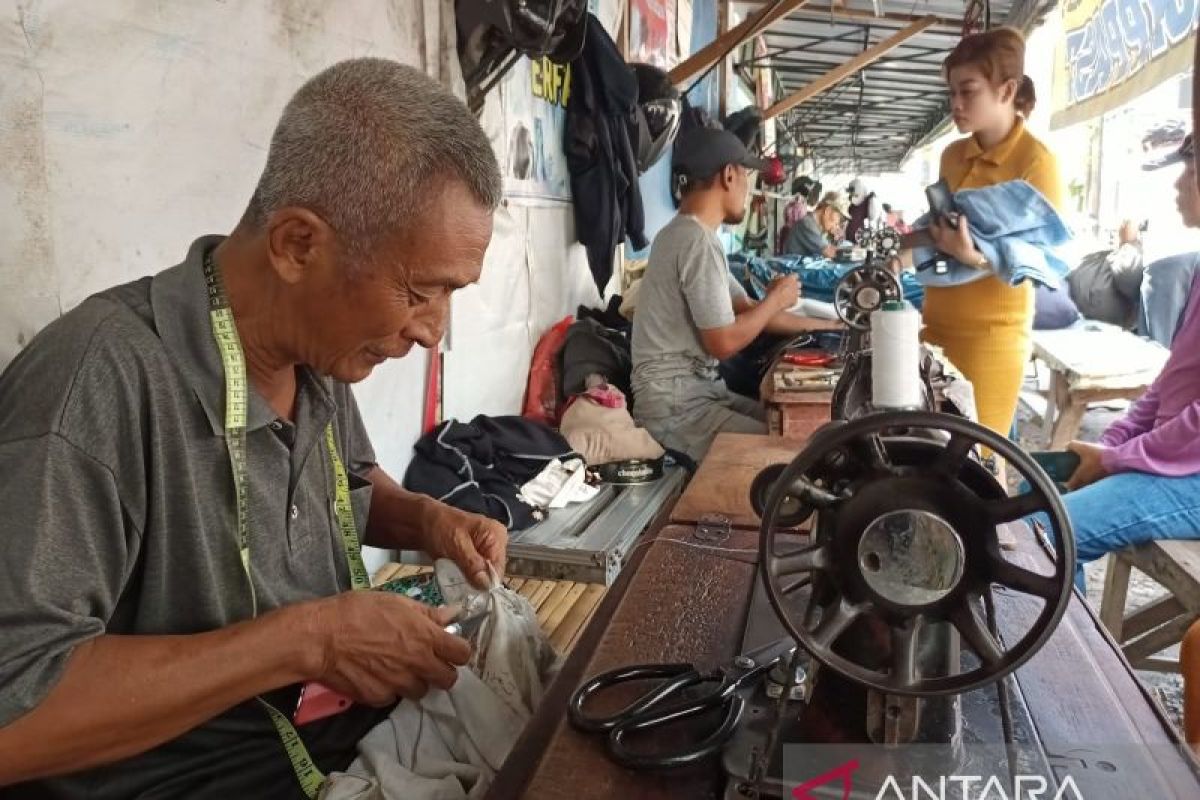 Jasa permak pakaian di Tulungagung kewalahan layani order