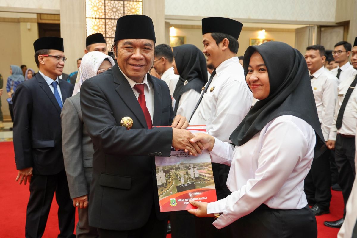 Gubernur Banten serahkan SK PPPK bagi 489 guru