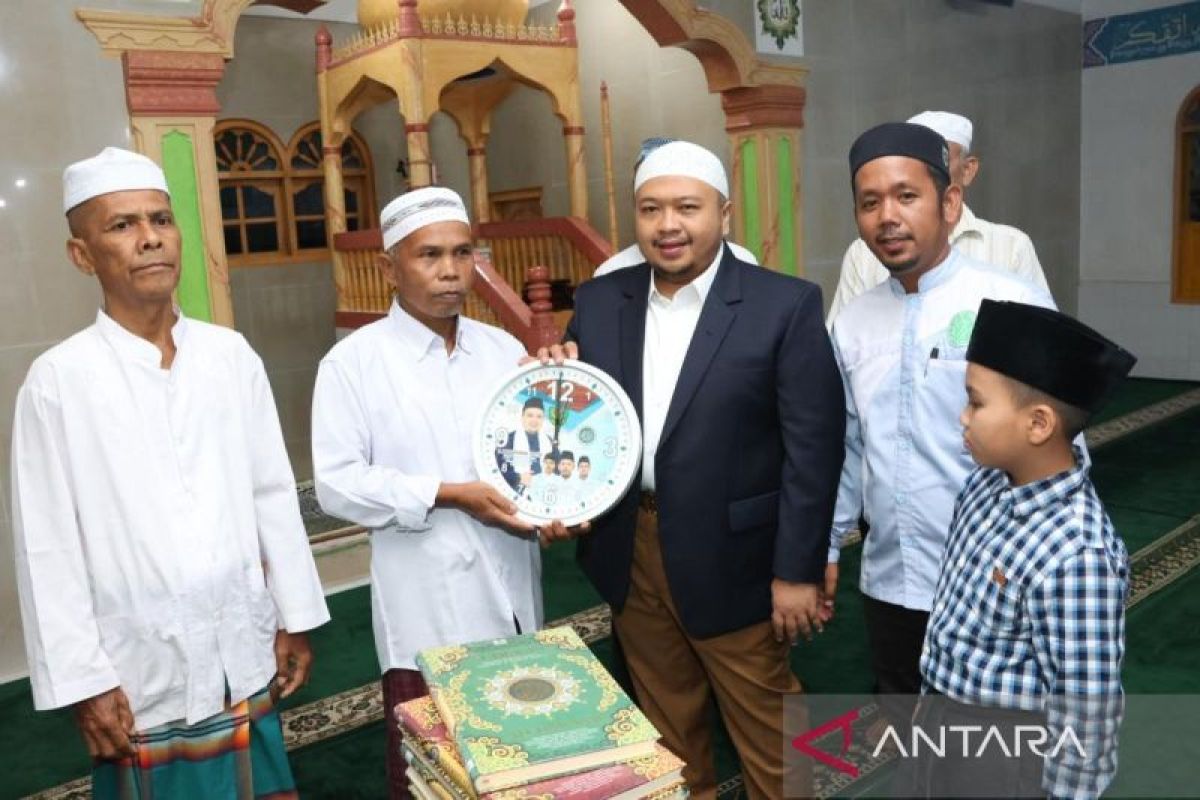 Bupati Tapsel salurkan bantuan Ramadhan di Angkola Barat