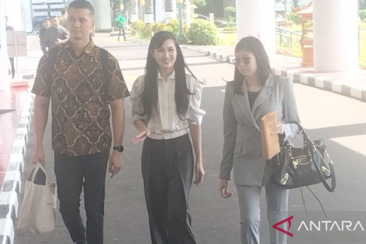 Sandra Dewi menuju Kejaksaan Agung untuk pemeriksaan sebagai saksi
