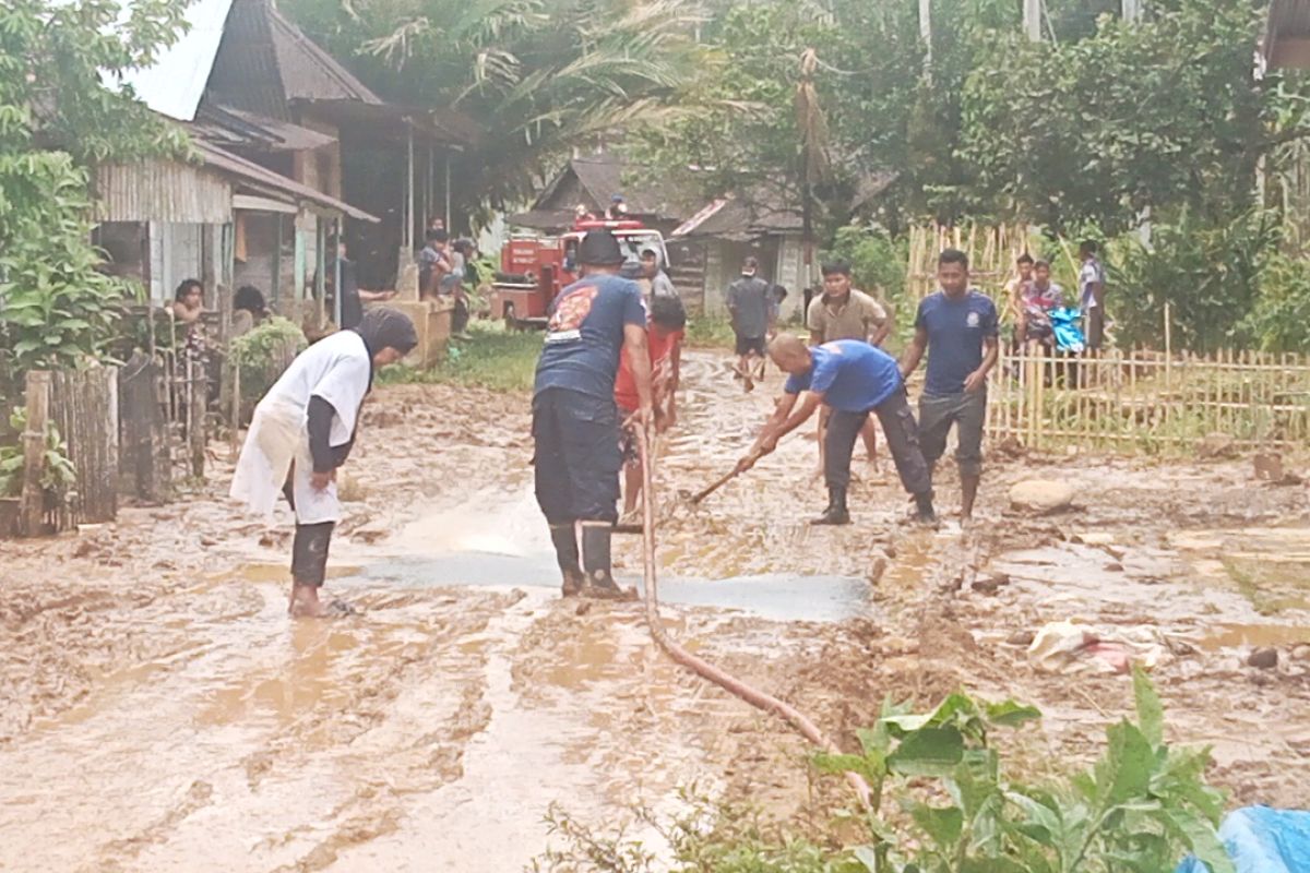 Tim gabungan Pemkab Pasaman Barat bantu bersihkan material banjir