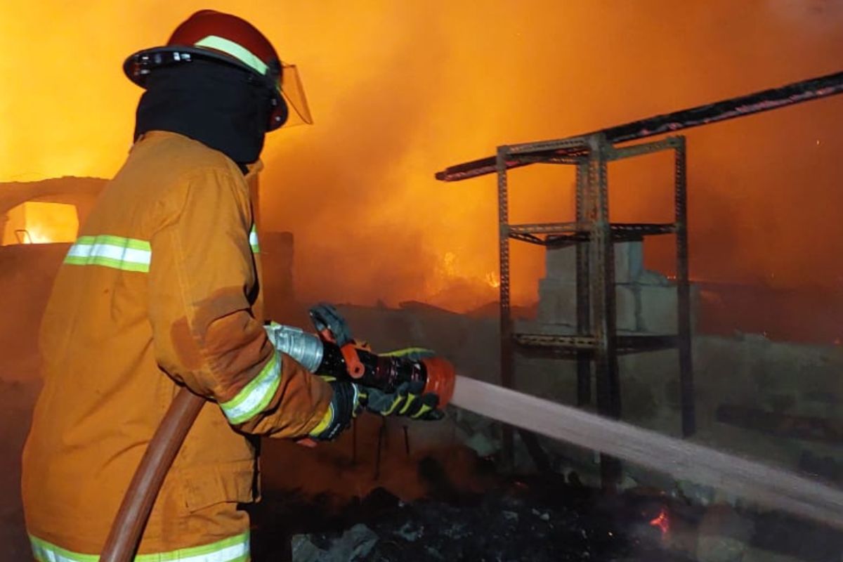 Sebuah rumah di dekat Pertamina Plumpang Jakarta Utara terbakar