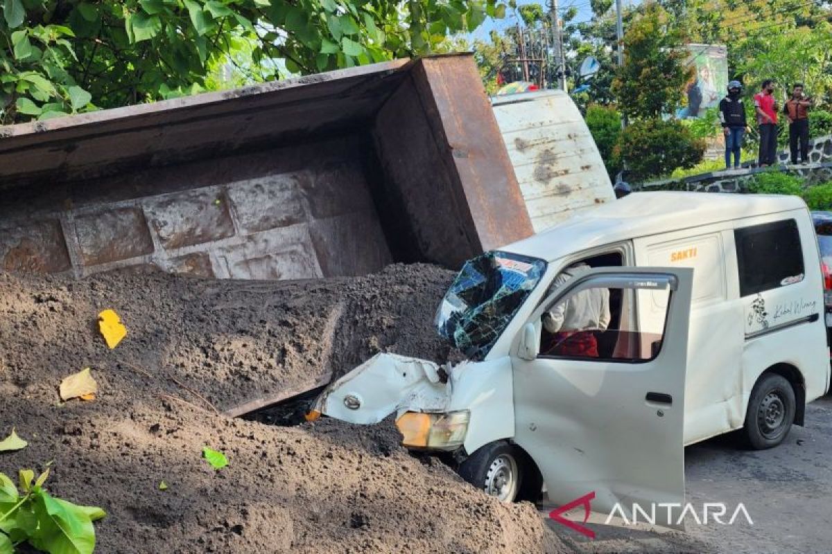 Tak kuat menanjak, truk pasir timpa sejumlah kendaraan bermotor di Semarang