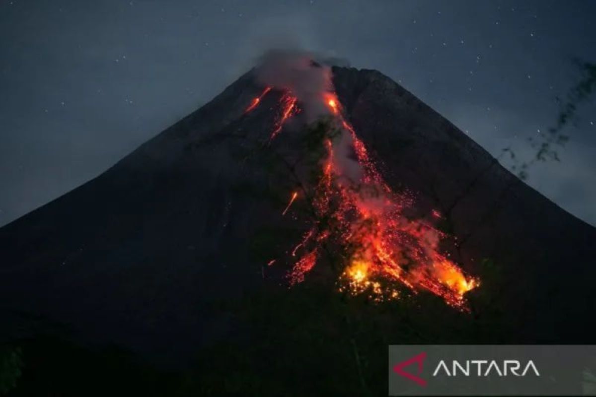 Gunung Merapi memuntahkan enam kali guguran lava sejauh 1,5 kilometer