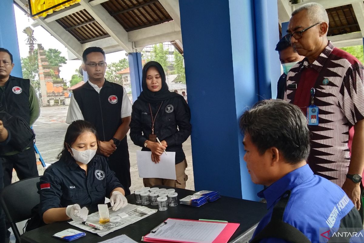 BNN Badung Bali tes urine sopir angkutan Lebaran di Terminal Mengwi