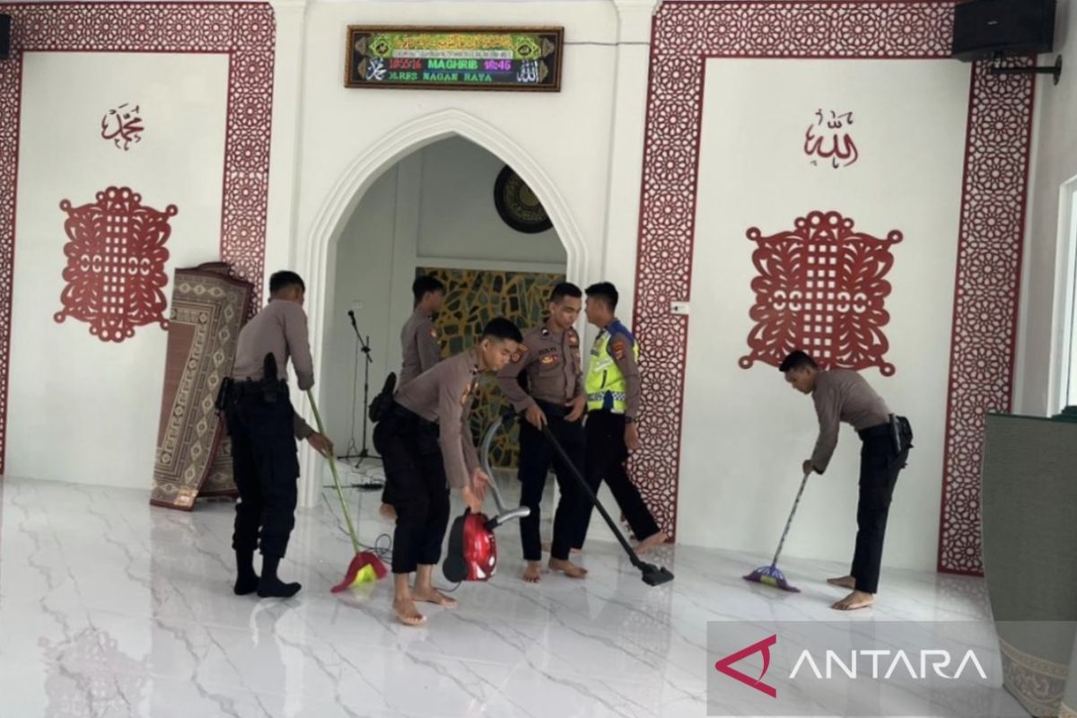 Polres Nagan Raya gelar bakti sosial bersihkan masjid di Ramadhan