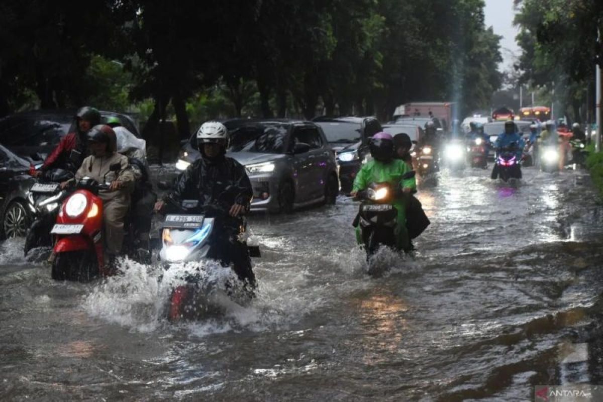 Sebanyak 40 RT dan lima ruas jalan tergenang banjir hingga Kamis pagi