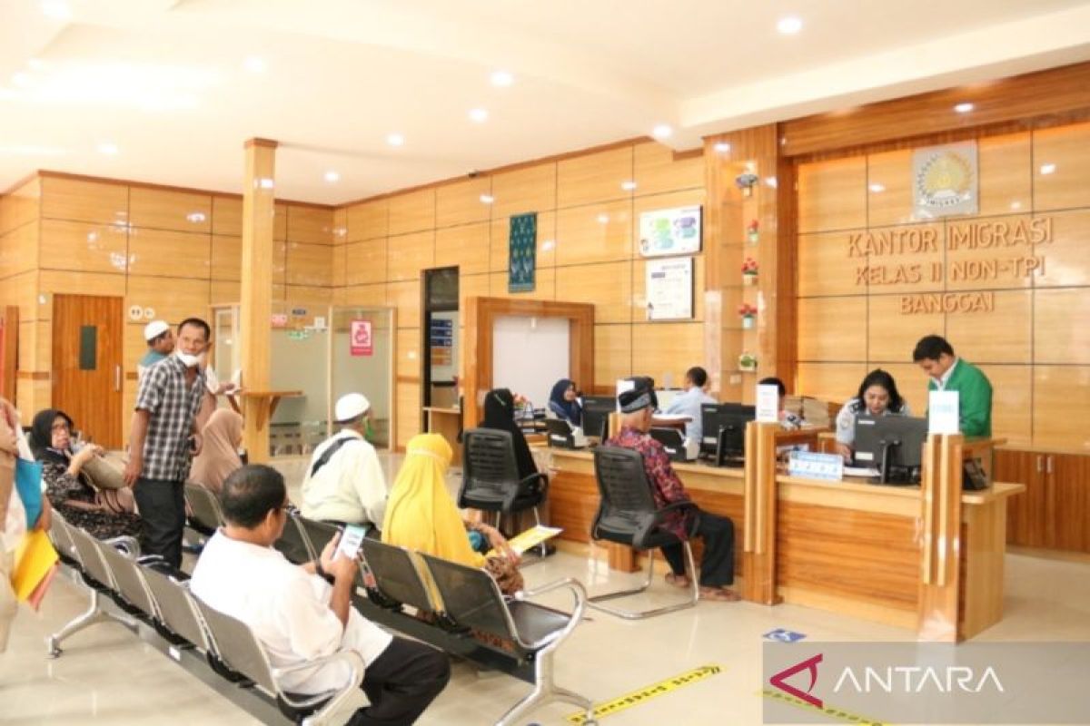 Imigrasi Banggai mengajak WNA manfaatkan layanan visa mobile
