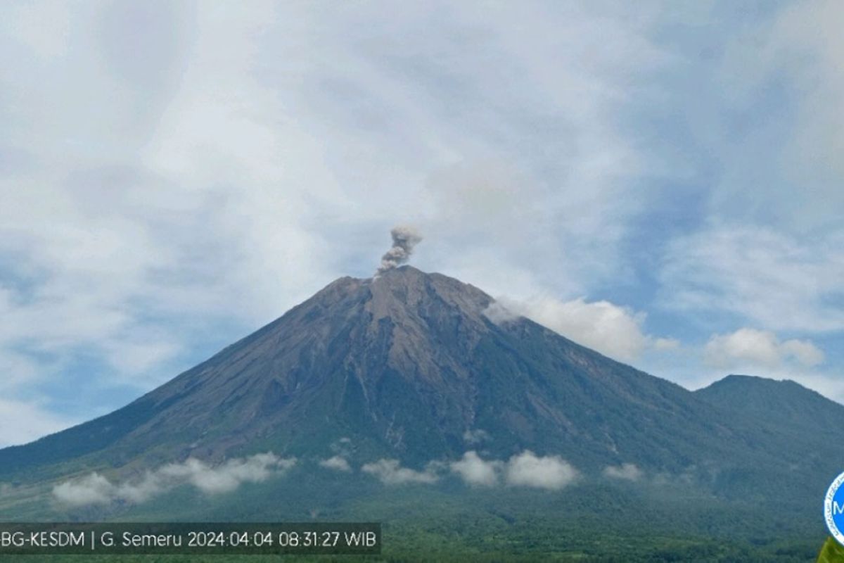 Gunung Semeru kembali erupsi lontarkan abu vulkanik
