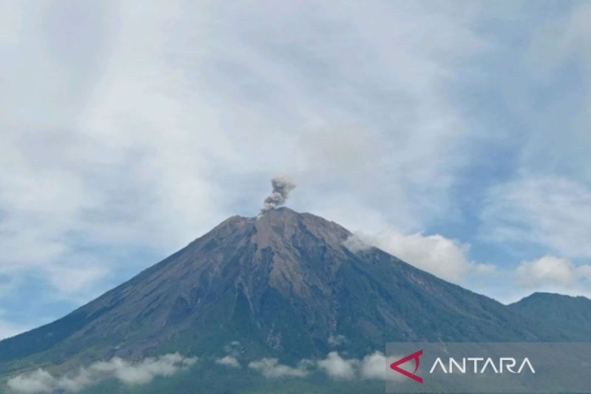 Gunung Semeru meletus, lontarkan abu vulkanik hingga satu kilometer
