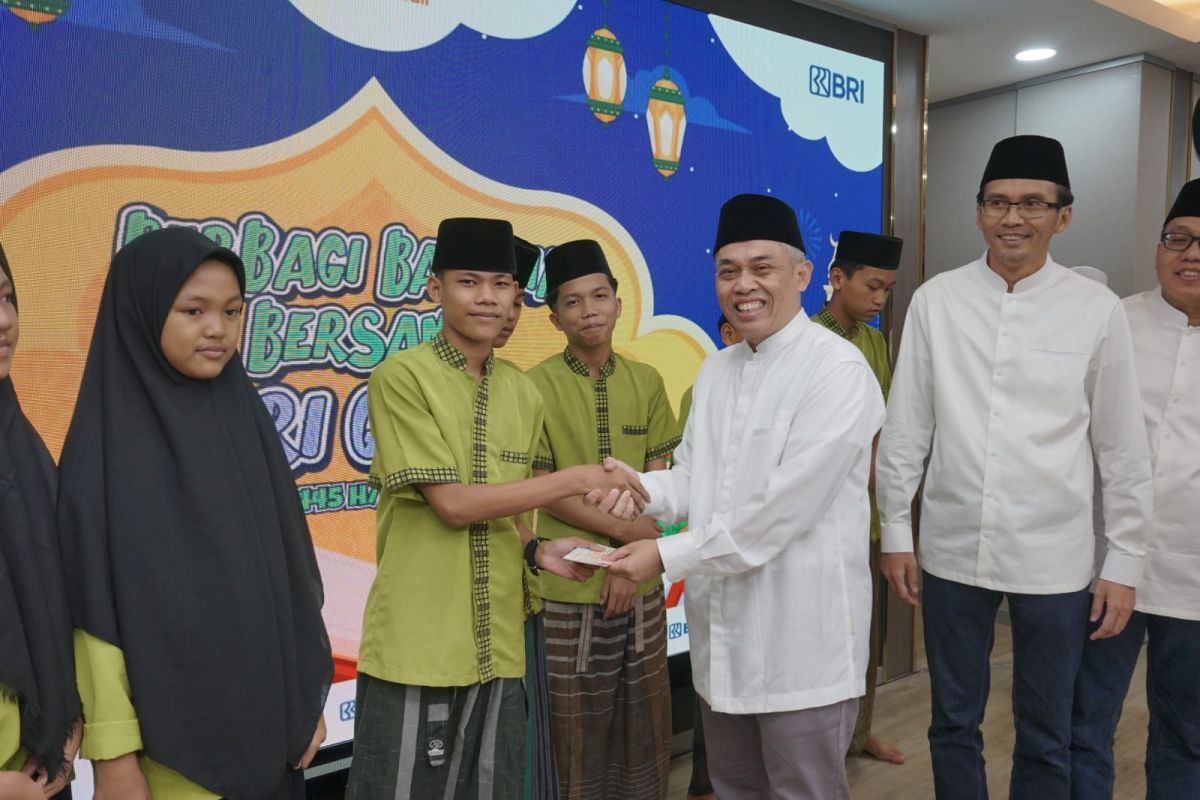 BRI RO Bandar Lampung santuni anak yatim dan berikan paket sembako
