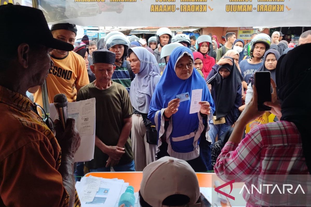 Ribuan calon pemudik padati antrean tiket gratis di Pelabuhan Kendari