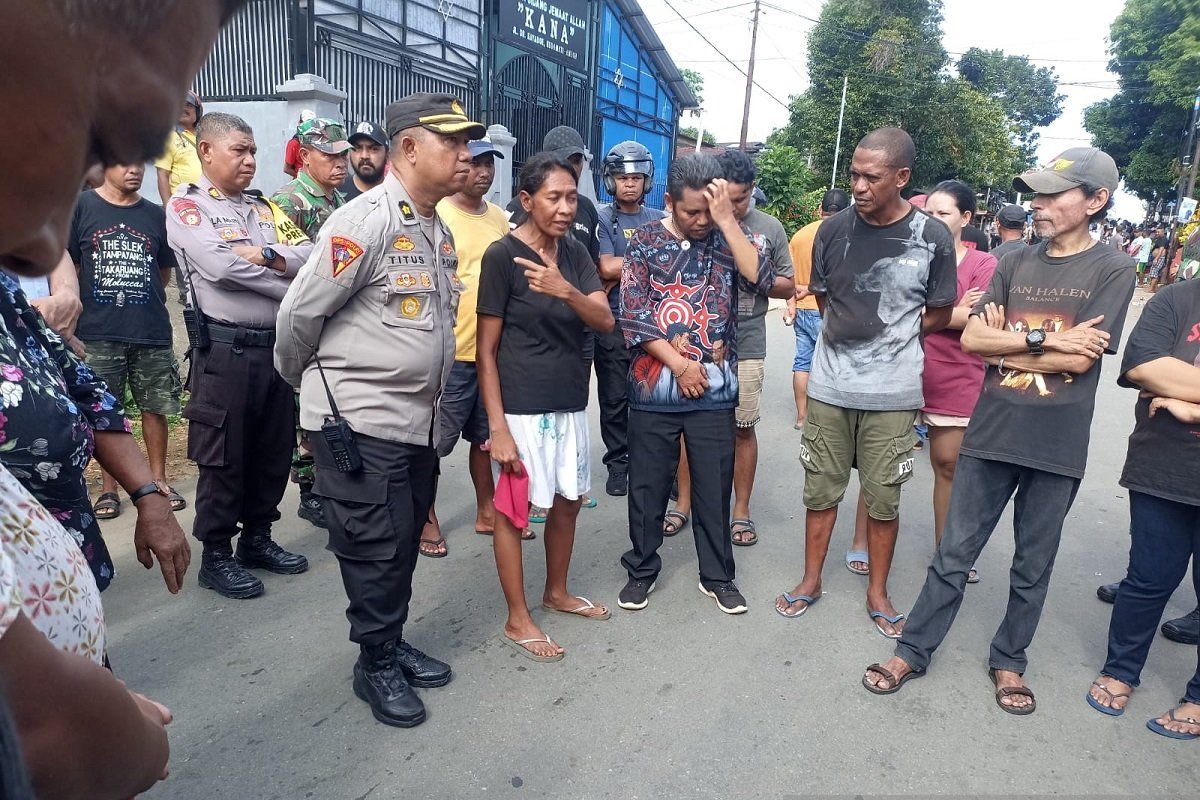 Polresta Ambon buka barikade jalan usai aksi bentrok  pemuda di kawasan Kudamati