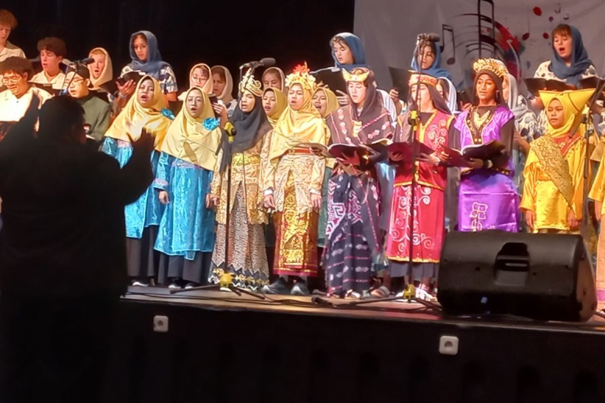 Madrasah Muallimaat Muhammadiyah Yogyakarta hadirkan "Choir in Harmony"