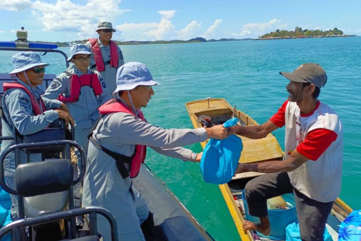 Jelang Idul Fitri, Bakamla Batam salurkan puluhan paket sembako kepada nelayan