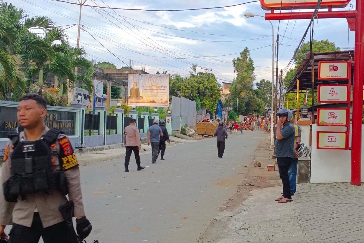 Polisi jadi sasaran pelemparan saat bentrok antarpemuda di  Kudamati Ambon