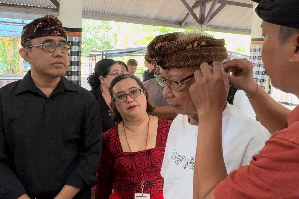 Wali Kota Jaya Negara berikan jaminan sosial dan alat bantu dengar untuk nelayan
