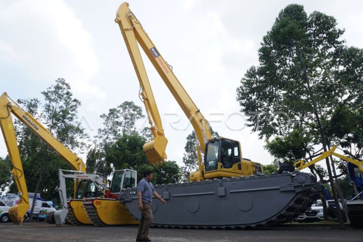 Dinas PUPR-PKPP Riau menyiagakan alat berat di daerah rawan longsor 